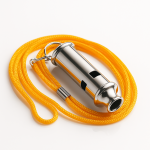 Silbato scout metálico con cordón, ideal para supervivencia y señalización en exteriores.